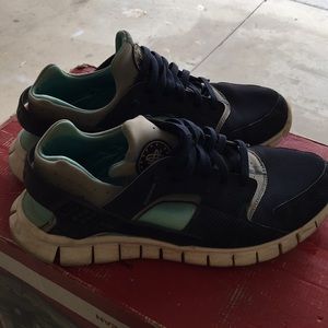 Men’s size 13 Nike huarache free blue